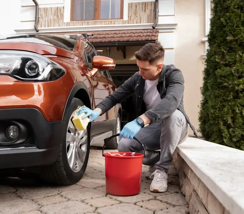 Lavage auto à domicile Les Magnils-Reigniers : professionnel intervenant sur un véhicule